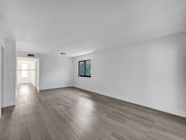 Building Photo - 369 S Lakeview Dr #201