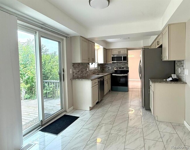 Foto del edificio - 1625 Lakewood Dr