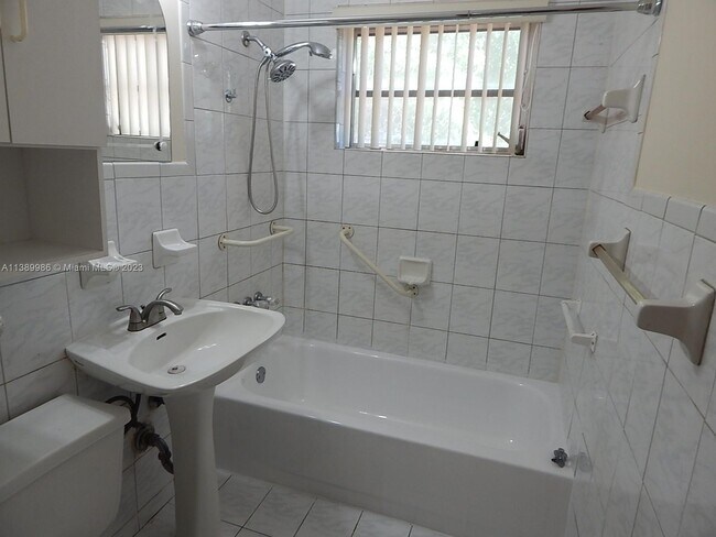 Foto del edificio - 3671 SW 24th St