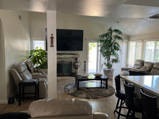 Sala de estar - 9140 Crebs Ave