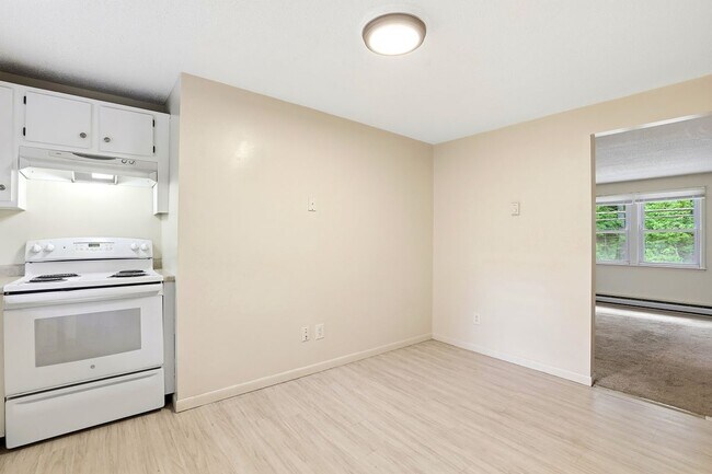Building Photo - 851 Mammoth Rd
