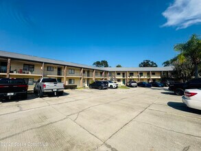 Building Photo - 100 Canebreakers Dr