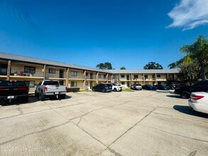 Building Photo - 100 Canebreakers Dr