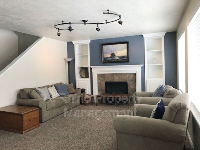 Building Photo - 1061 Fox Hollow Dr
