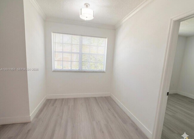 Building Photo - 140 SW 117th Ave