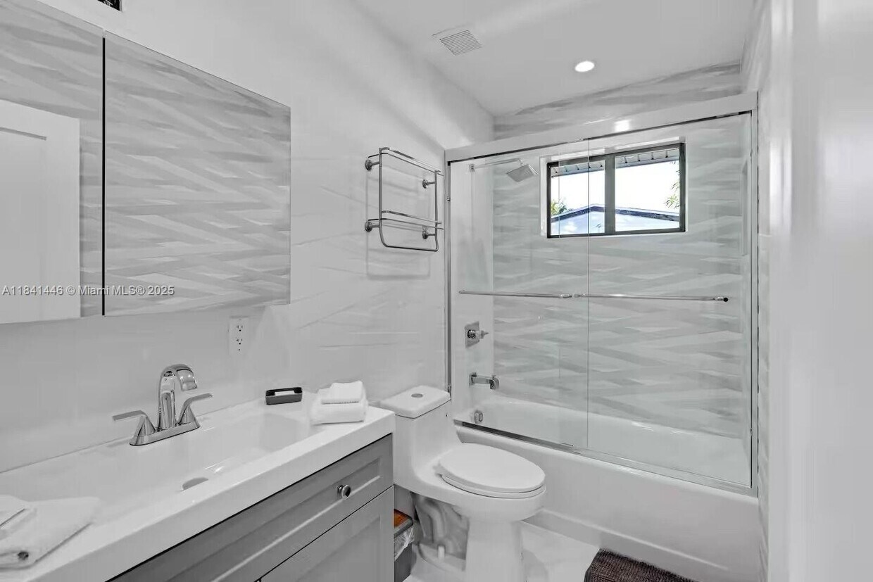 Foto principal - 17835 NE 6th Ave