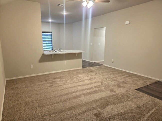 Building Photo - AVAILABLE NOW! $250 OFF 1ST FULL MONTH - Charming Home in Yukon School District | Redstone Ranch