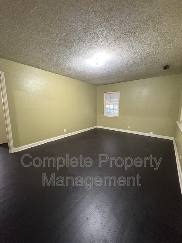 Building Photo - 7801 Vienna Ave