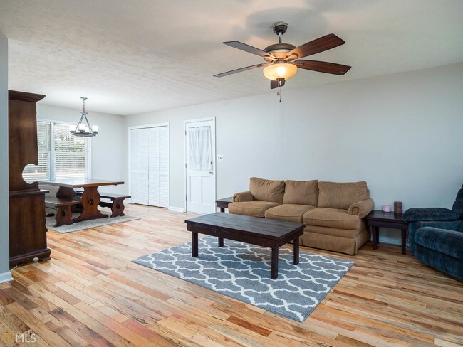 Building Photo - 584 Wesley Dr