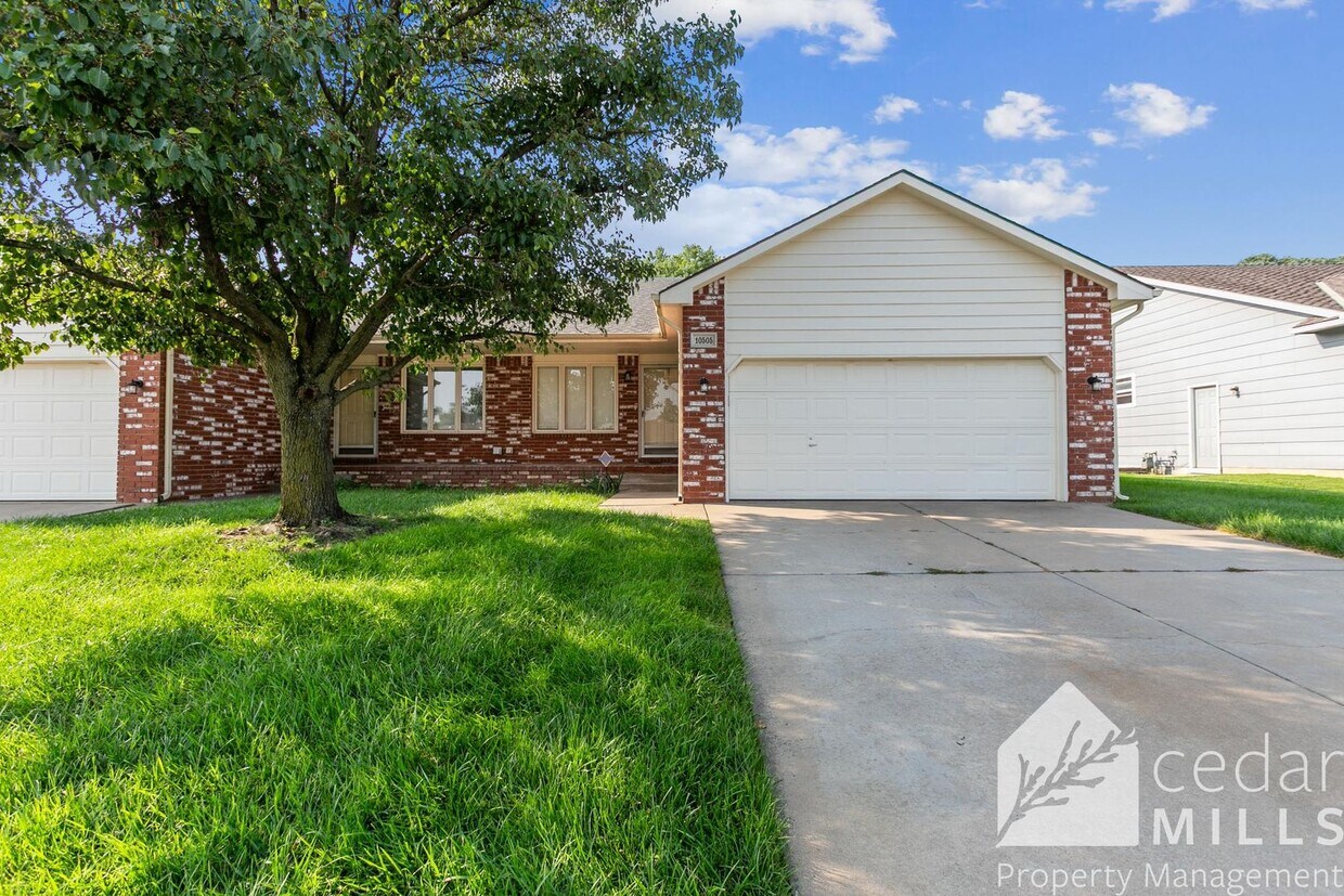 Foto principal - 3 BED, 3 BATH DOUGLAS AND MAIZE