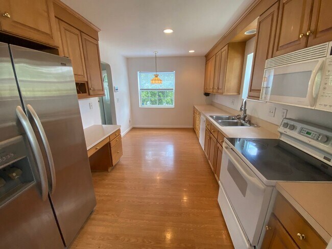 Foto del edificio - BRIDGETOWN - Charming 4 bedroom home w lots of living space.  1 car gar.  deck.