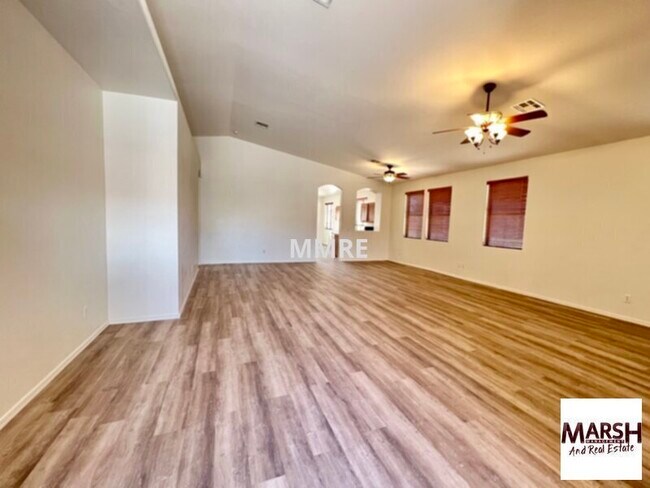 Building Photo - Very nice home in Mesa with 3 bedrooms plu...