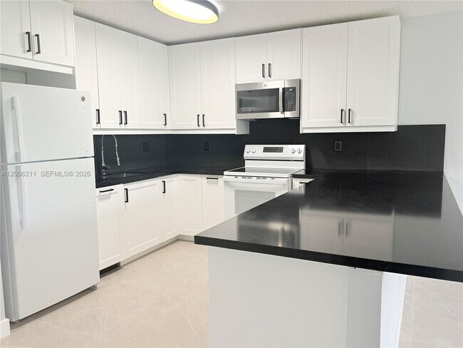Foto del edificio - 16511 Blatt Blvd