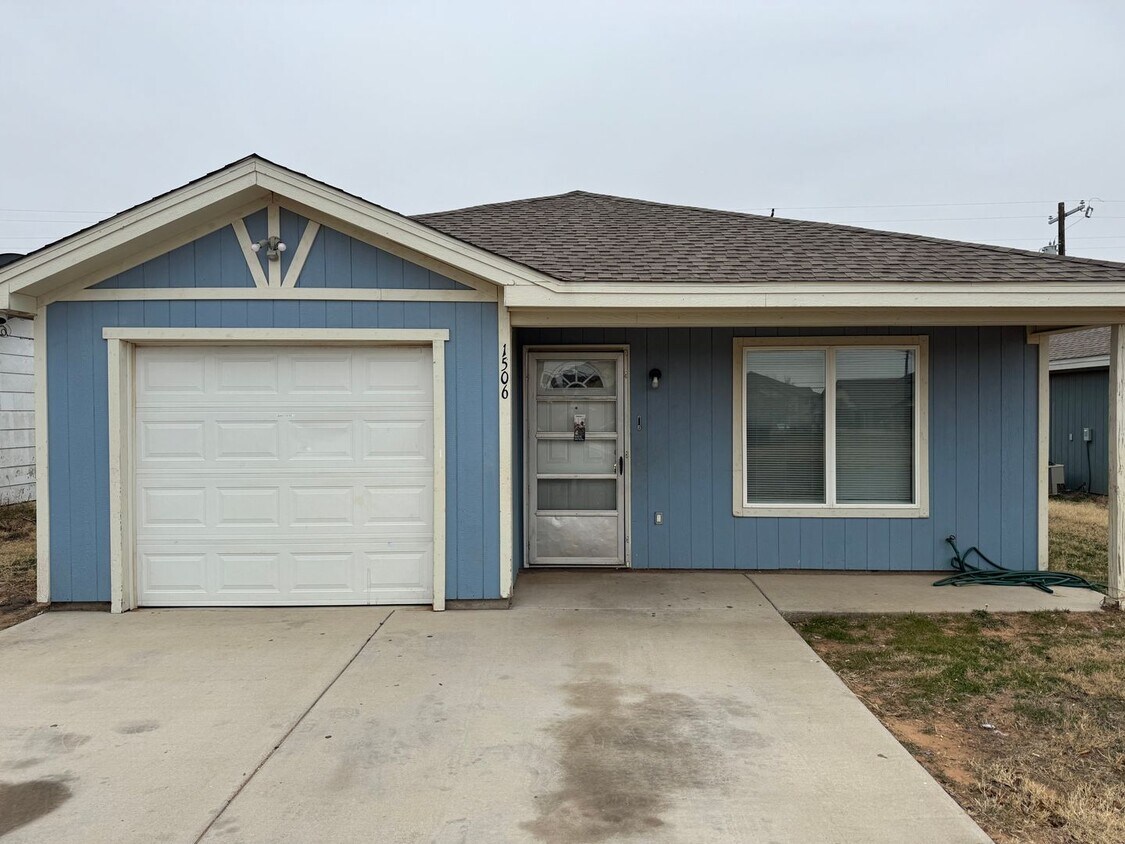 Foto principal - Fenced Backyard-Newer home-1 car garage