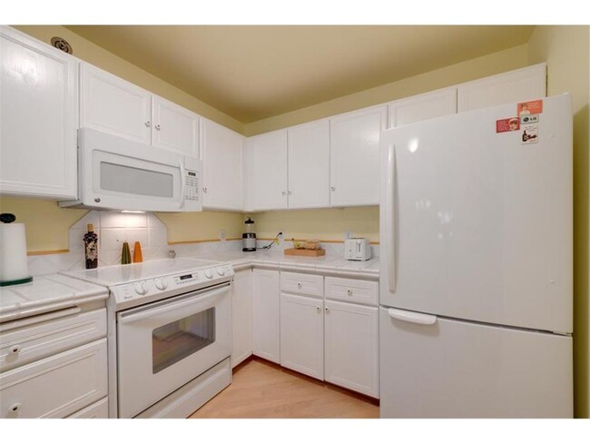 Building Photo - 7440 Edinborough Way
