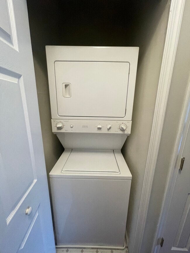 Lavadora y secadora apilables de tamaño completo - 4551 Strutfield Ln