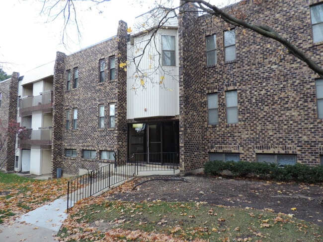 Foto del edificio - 2275 Country Club Dr