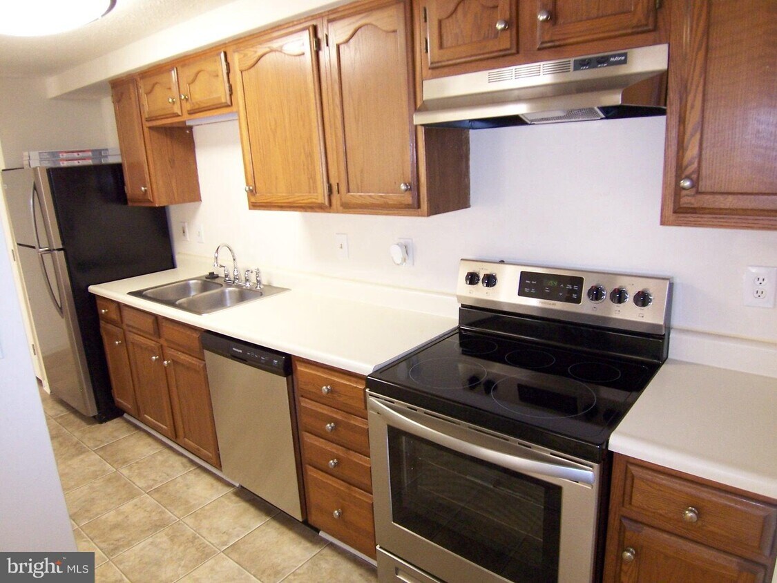 Primary Photo - 901 Cedar Crest Ct