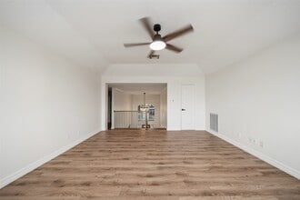 Building Photo - 5622 Lake Pl Dr