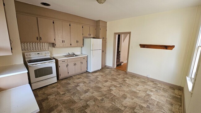 Building Photo - 3 Bedroom Duplex!