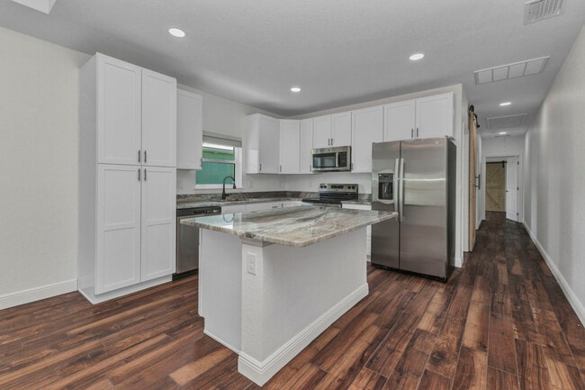 Building Photo - 415 Carmalita St