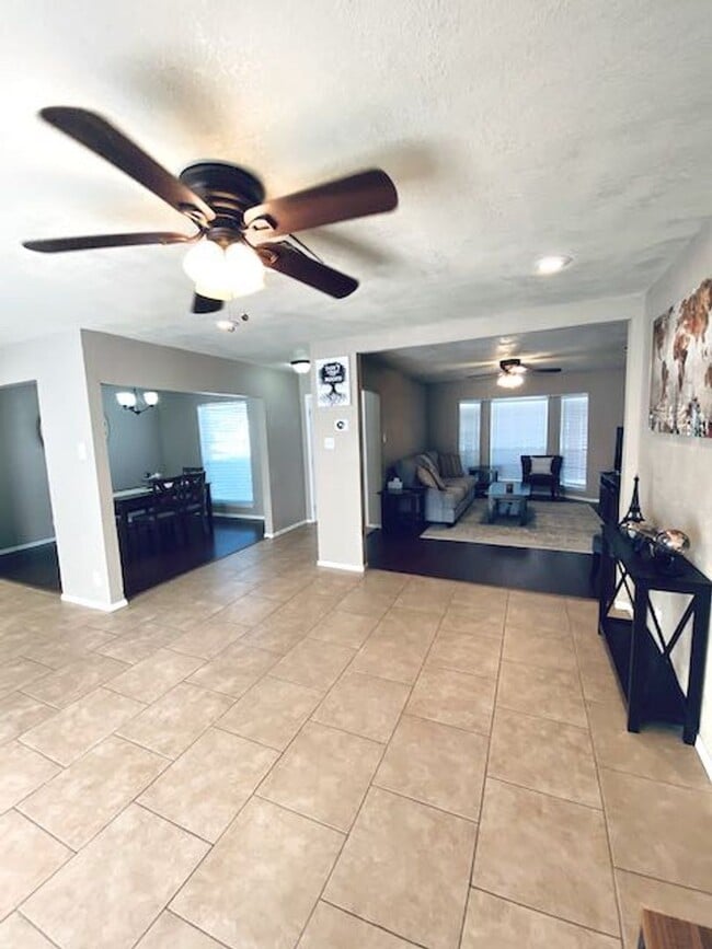 Building Photo - Beautiful 1 story - Great Central Location