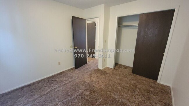Building Photo - 834 E Cedar Ct