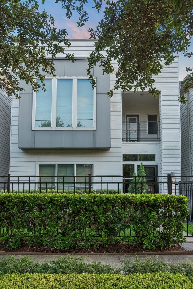 Foto del edificio - Prime Location with Perks – Water, Garbage...