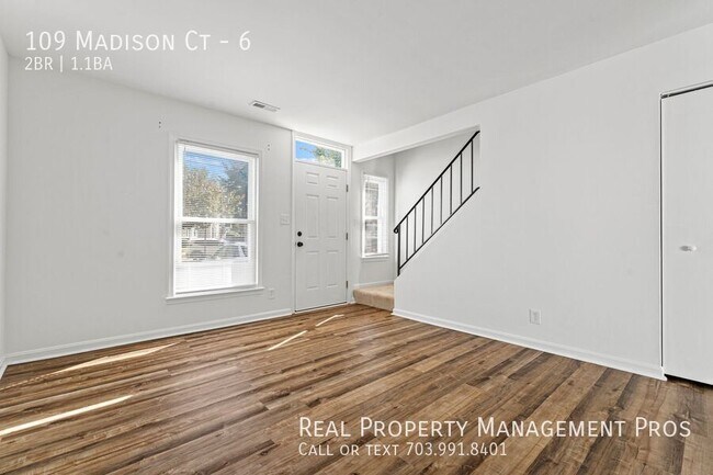 Building Photo - Upgraded Townhome in Stafford near I-95!