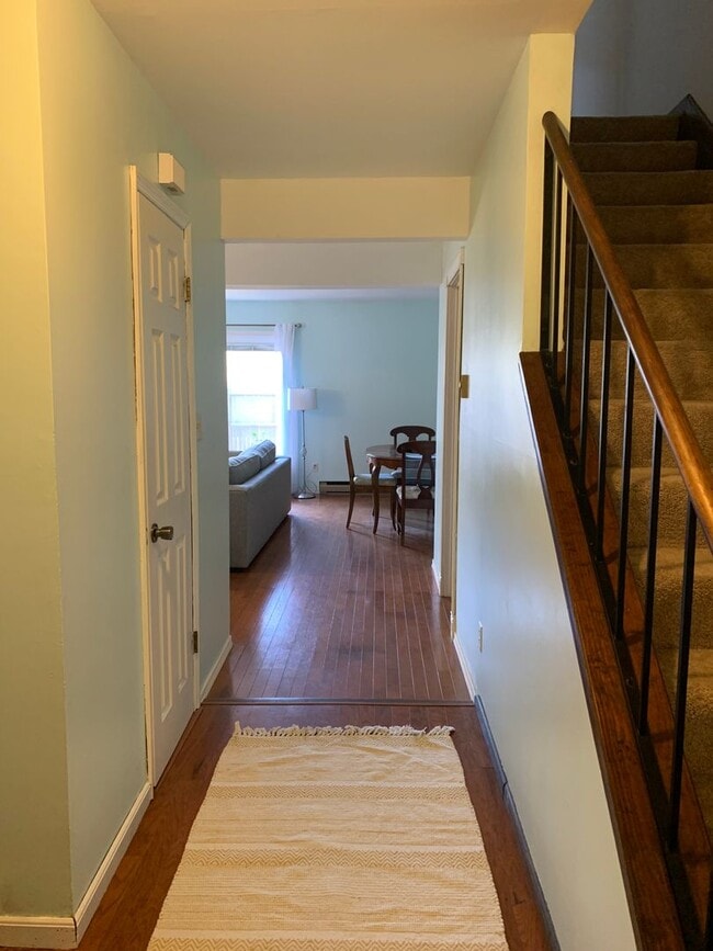 Foto del edificio - Haverford Circle renovated 3 Bedroom Townhome