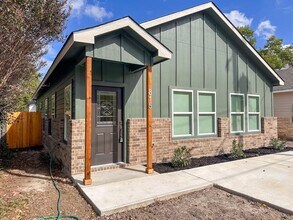 Building Photo - 815 5th