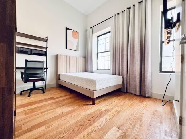 Foto del edificio - Furnished room/NOT APARTMENT