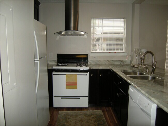 Foto del edificio - DAYBREAK CONDOS