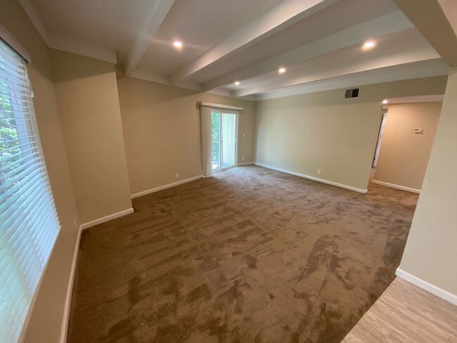 Building Photo - 2 Bed 2 Bath, LARGE Creek Side Apartment N...