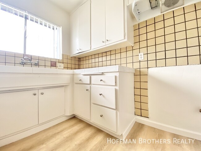 Building Photo - 1220 Cole Pl Los Angeles, CA 90038