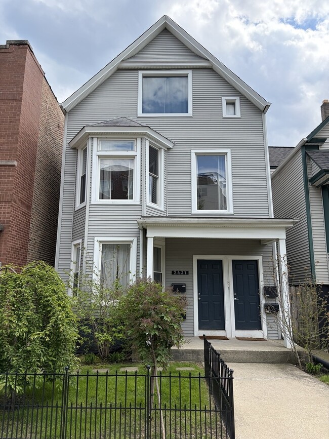 Building Photo - 2437 W Ainslie St