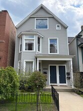Building Photo - 2437 W Ainslie St