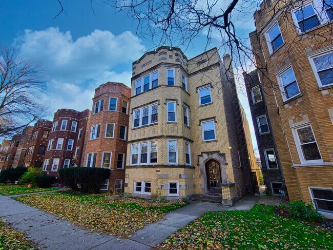 Building Photo - 2051 W Farragut Ave