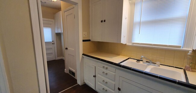 Building Photo - 6 MONTH LEASE! Charming and Spacious 2 Bed...