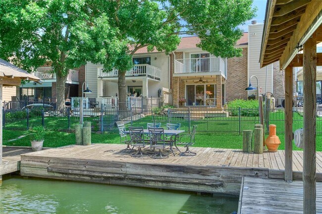 Foto del edificio - 13237 Bluff View Dr