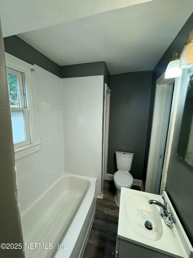 Building Photo - 1526 W 22nd St