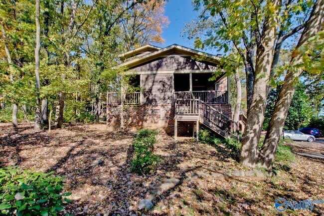 Building Photo - 3018 Live Oak Ln SW