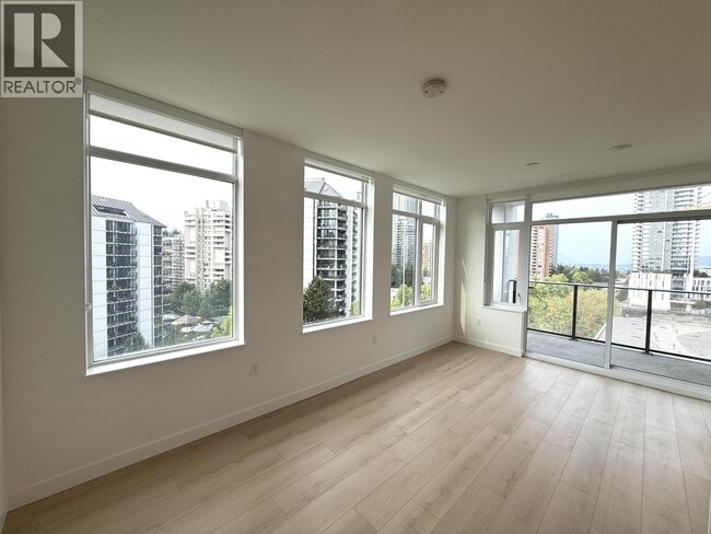 Building Photo - 6468 Willingdon Ave