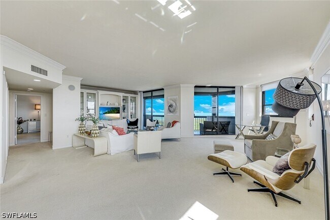Foto del edificio - 6001 Pelican Bay Blvd