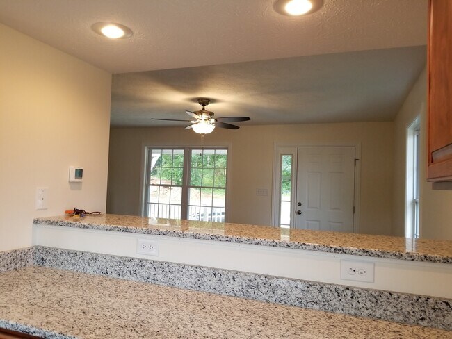 Foto del edificio - BEAUTIFUL TOWNHOUSE IN BLOOMINGTON, Great Deal!