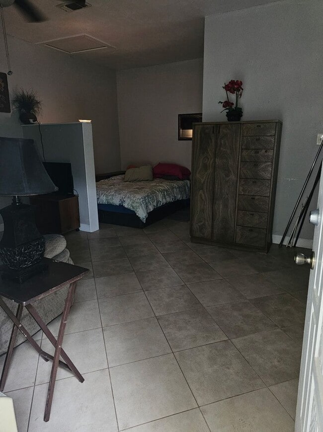 Foto del edificio - Furnished Studio with Carport & Storage - ...