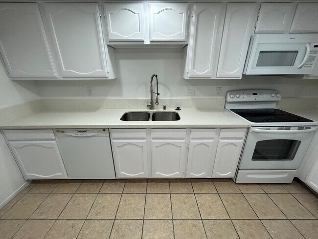 Building Photo - 1 BEDROOM / 1 BATH GATE COMMUNITY/ LOCATED...