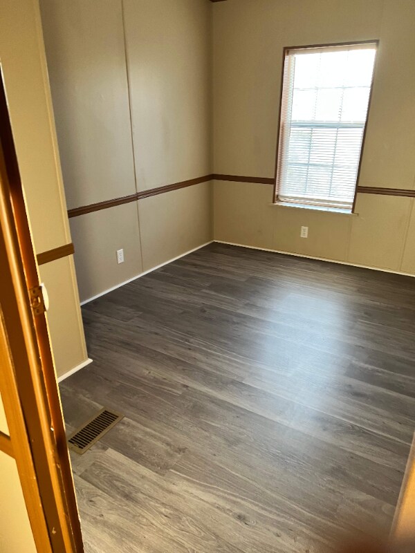 Building Photo - 1100 Clara Ln