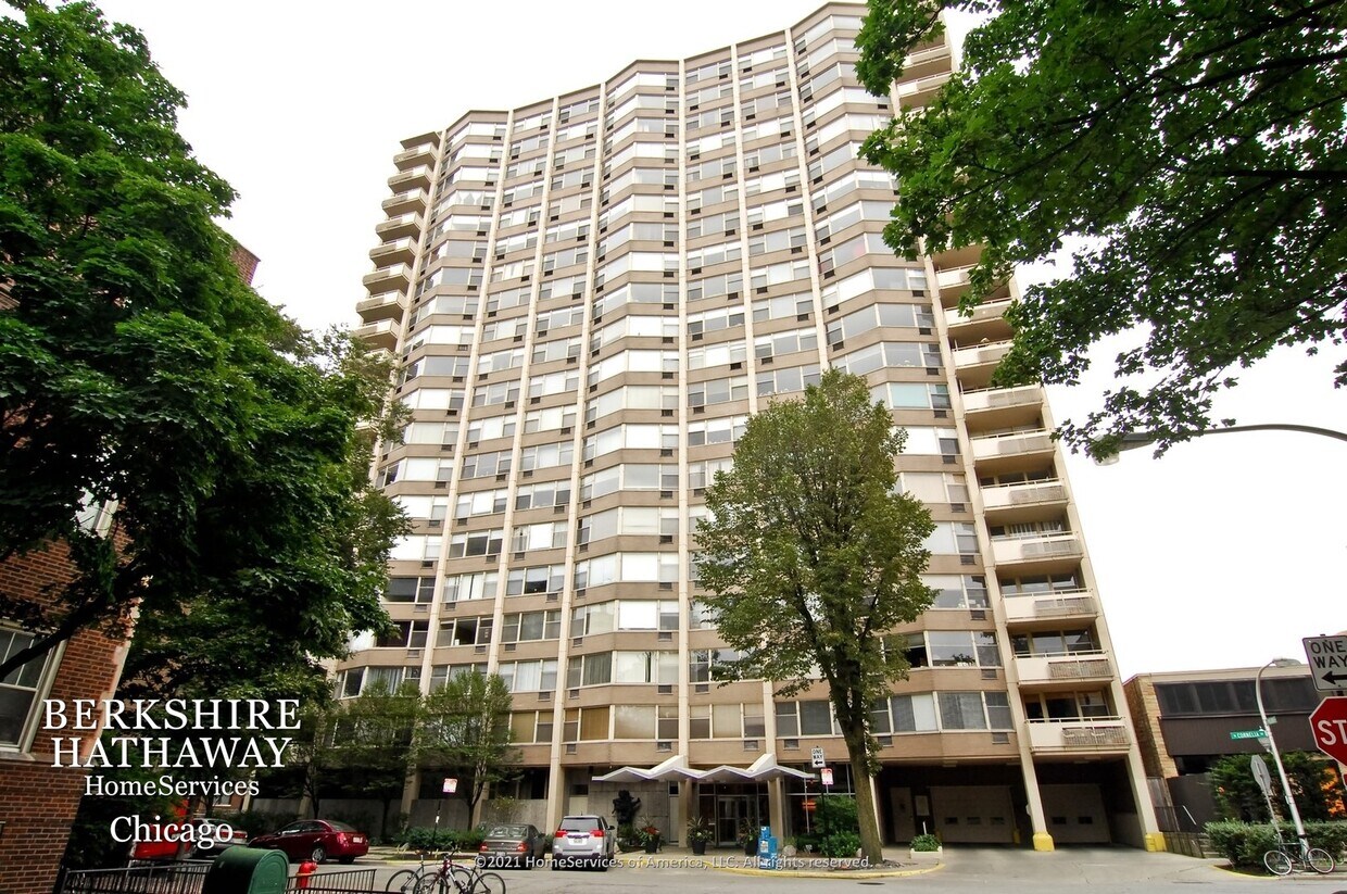 Primary Photo - 555 W CORNELIA Avenue