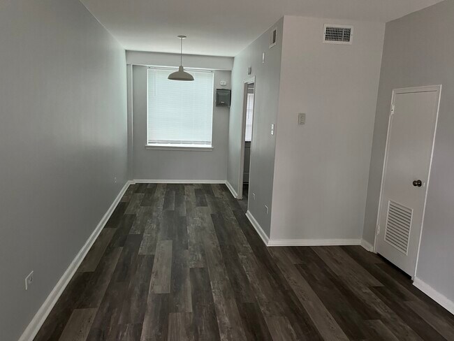 Comedor - 585 E Parkway S